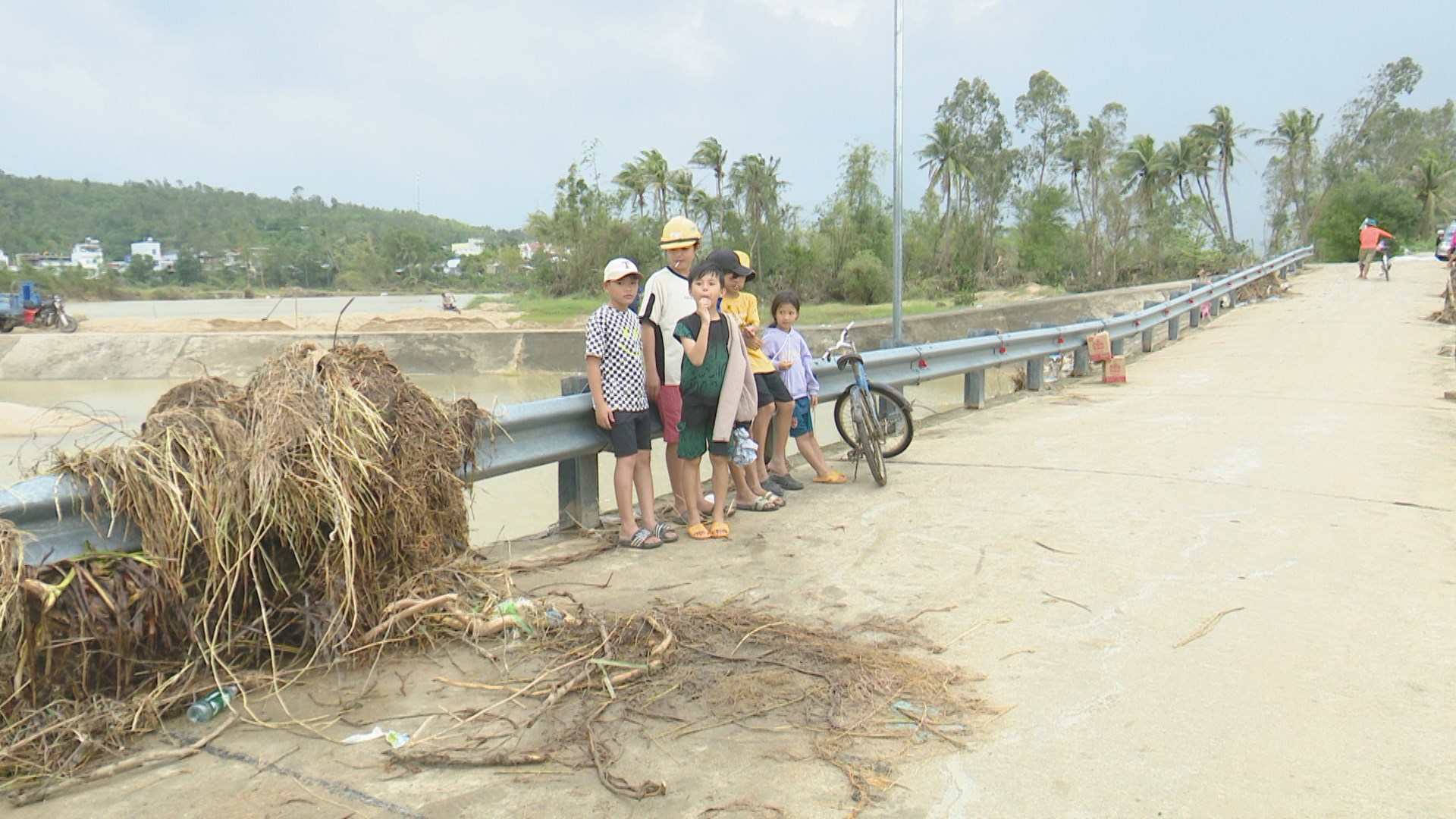 Vùng lũ Đắk Lắk ngổn ngang sau khi nước rút