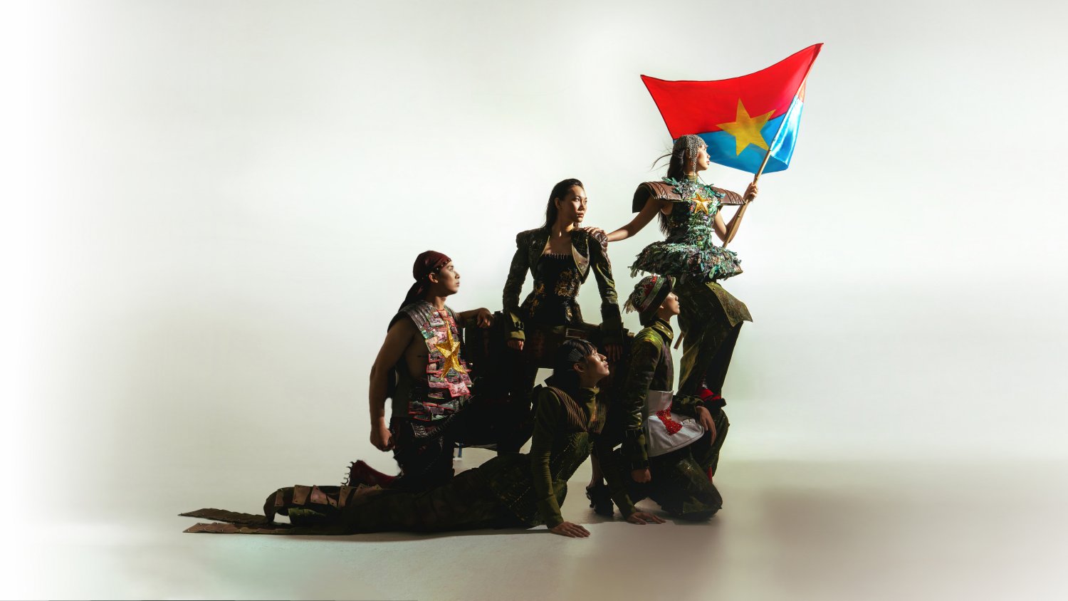 Nhà thiết kế gen Z đưa tinh thần dân tộc vào thời trang