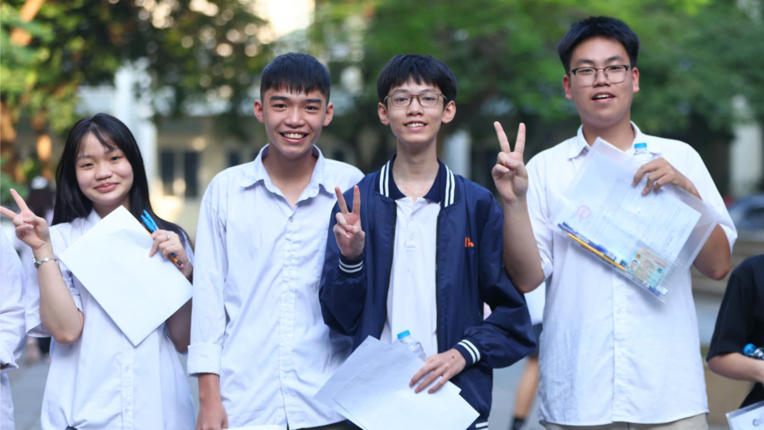 Thí sinh bước vào ngày thi tốt nghiệp THPT thứ hai