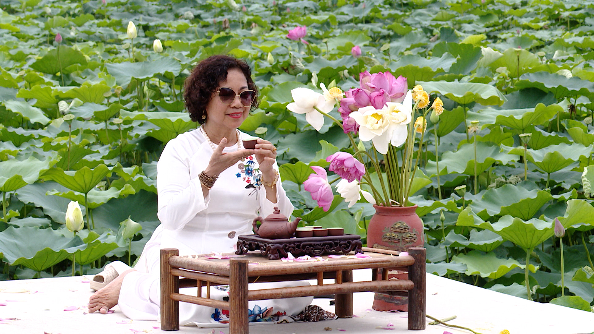 Sen Tây Hồ - lưu giữ hương sắc văn hóa Việt | Văn hóa và sự kiện | 28/06/2025