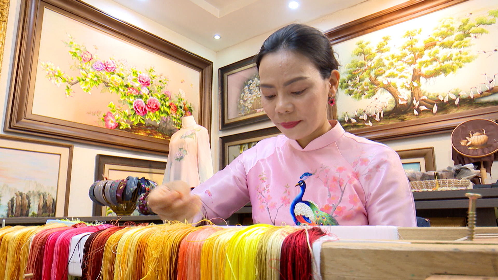 Độc đáo nét thêu tay truyền thống Hà Nội | Văn hóa và sự kiện | 12/07/2025