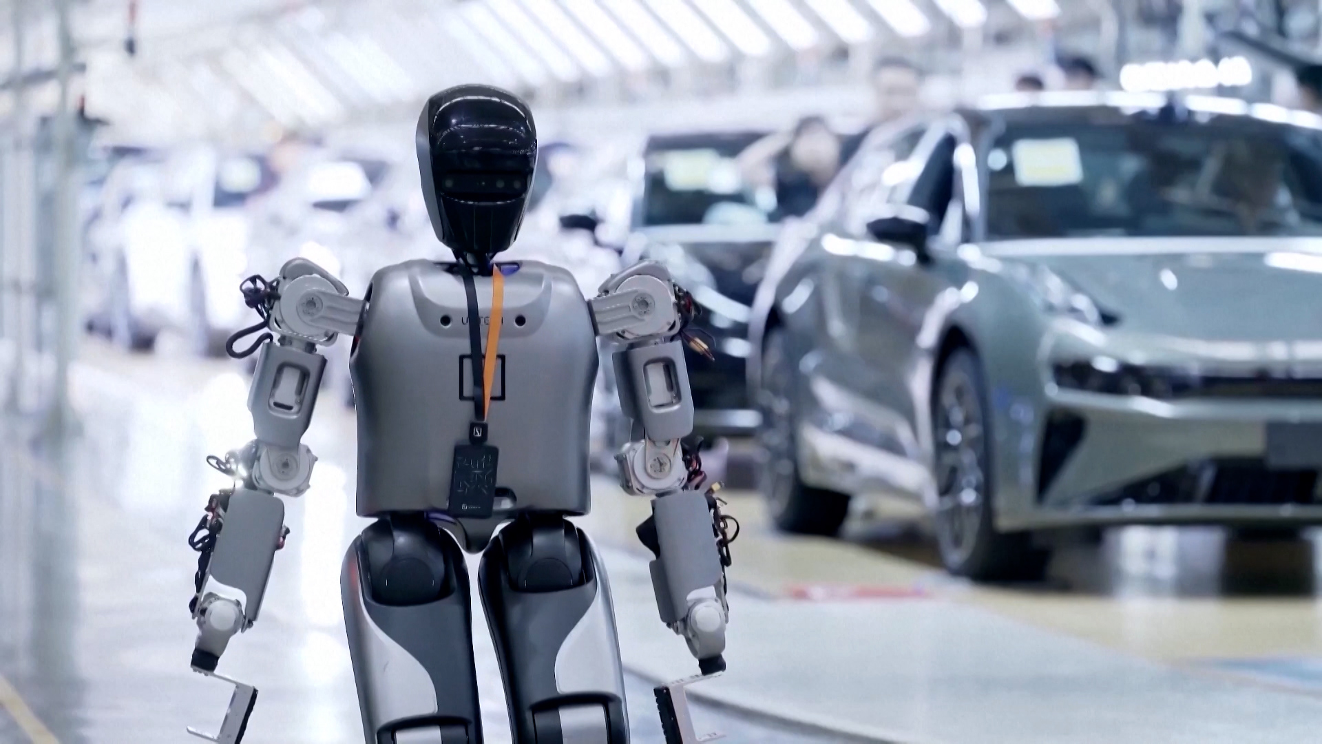 Trung Quốc ra mắt robot tự thay pin