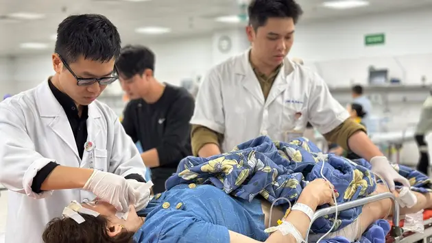 Ứng cứu các nạn nhân trong vụ lật xe tại Tam Đảo