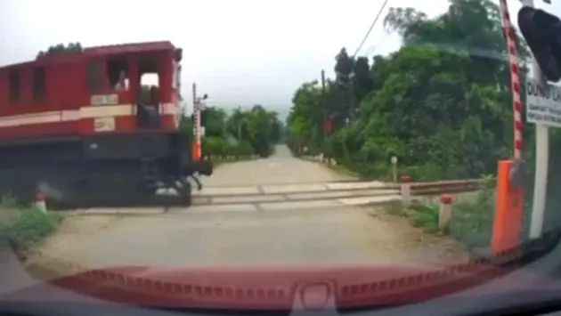 Gác chắn tự động mở khi tàu hỏa lao tới