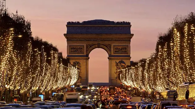 Cảnh sát phong tỏa Đại lộ Champs-Elysées sau tiếng động lớn