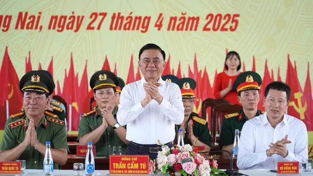 Thường trực Ban Bí thư thăm lực lượng diễu binh, diễu hành