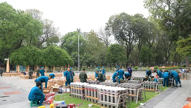 Trận địa pháo hoa Hà Nội trước giờ khai hỏa