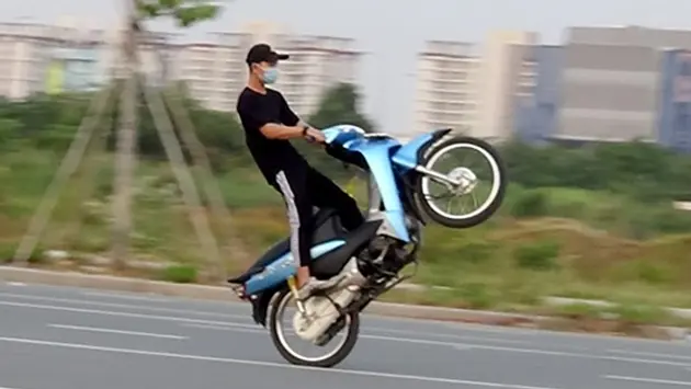 Hiểm họa từ hành vi diễn 'xiếc' trên xe gắn máy