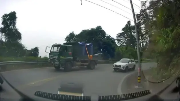 Ô tô suýt gây tai nạn vì vượt ẩu trên đèo