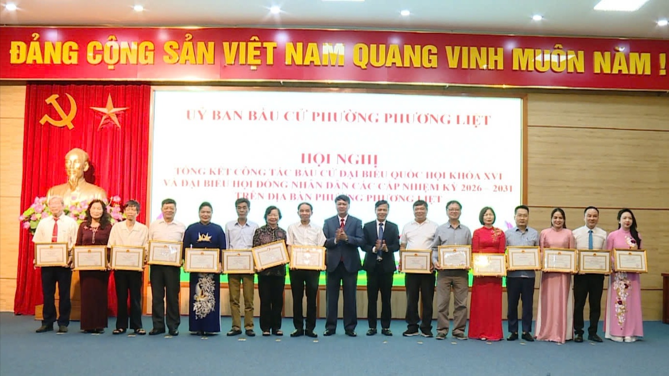 Phường Phương Liệt khen thưởng công tác bầu cử